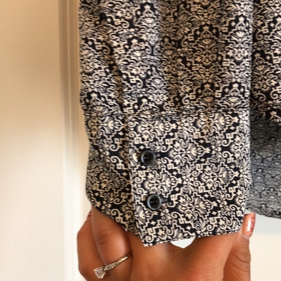 J Crew Womens Long Sleeve V Neck Blouse Sz M Blue White Print Rounded Hem Nice - Picture 4 of 9